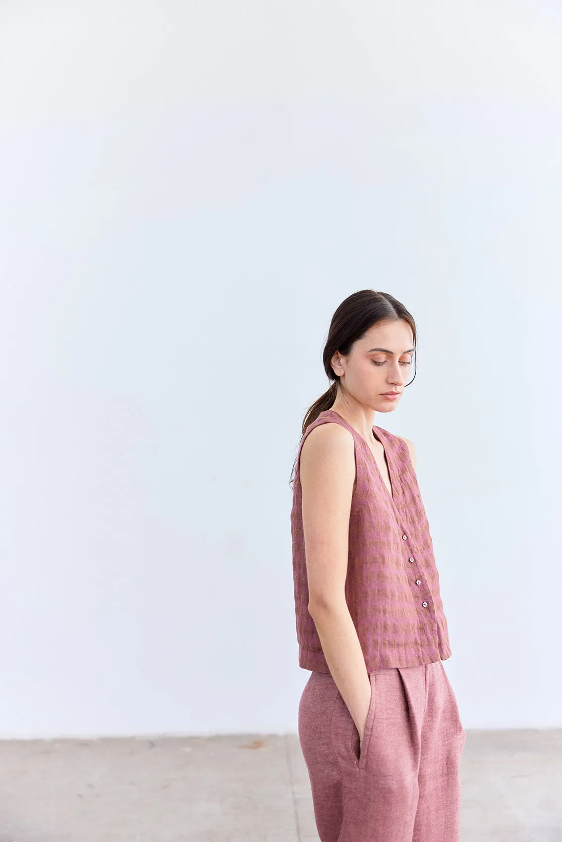 Buttoned Linen Vest Top - Ciruela