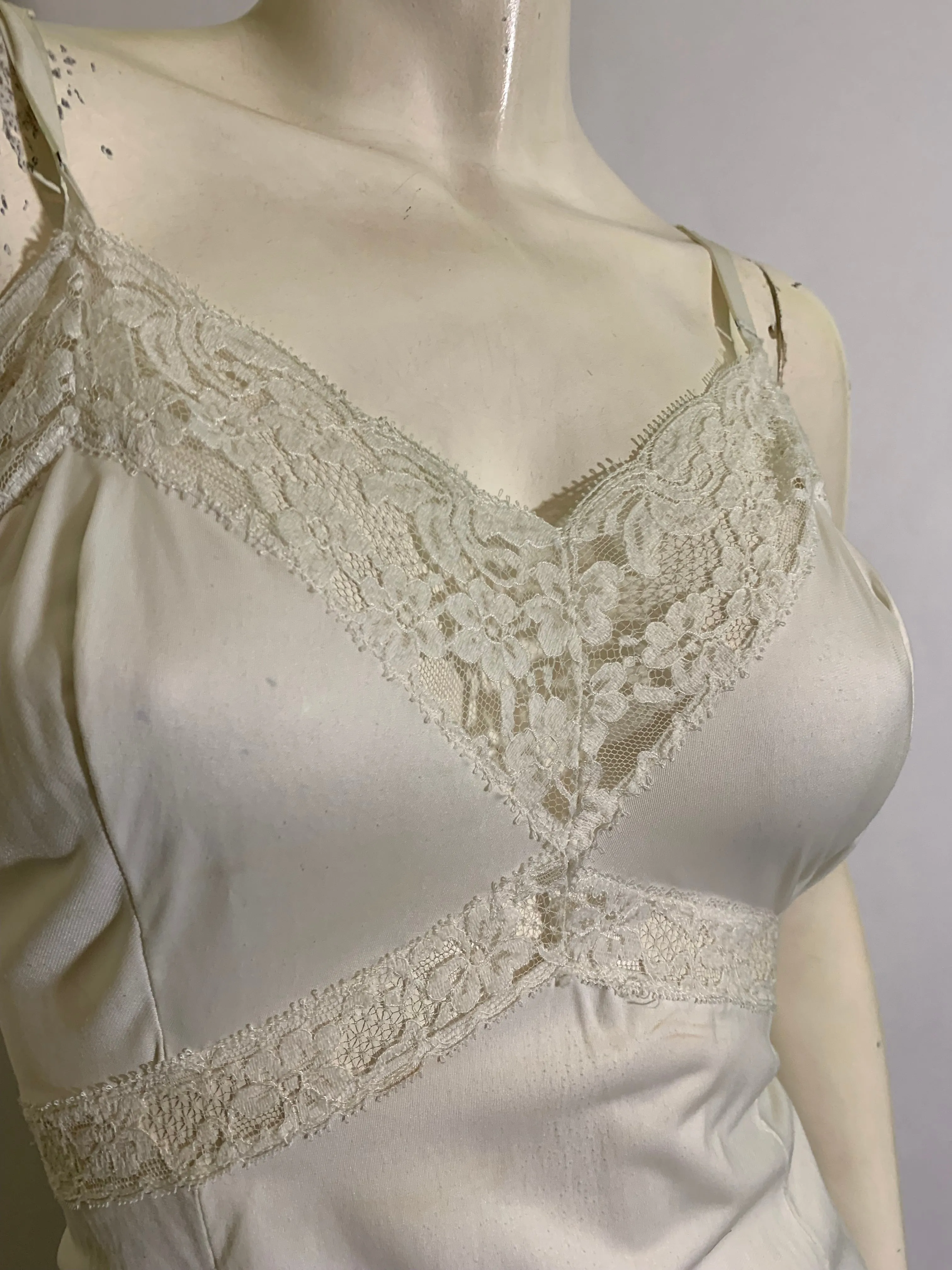 White Nylon Mini Length Full Slip with Lace Trim circa 1960s 36